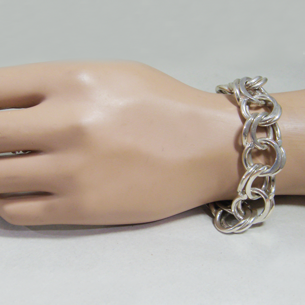 (b1132)Solid silver bracelet.